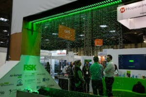 Solar & Storage Show - crowd against green backdrop